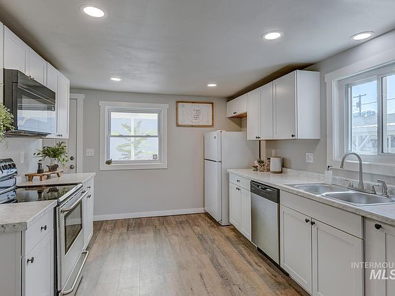 4th image of 204 S Juniper St