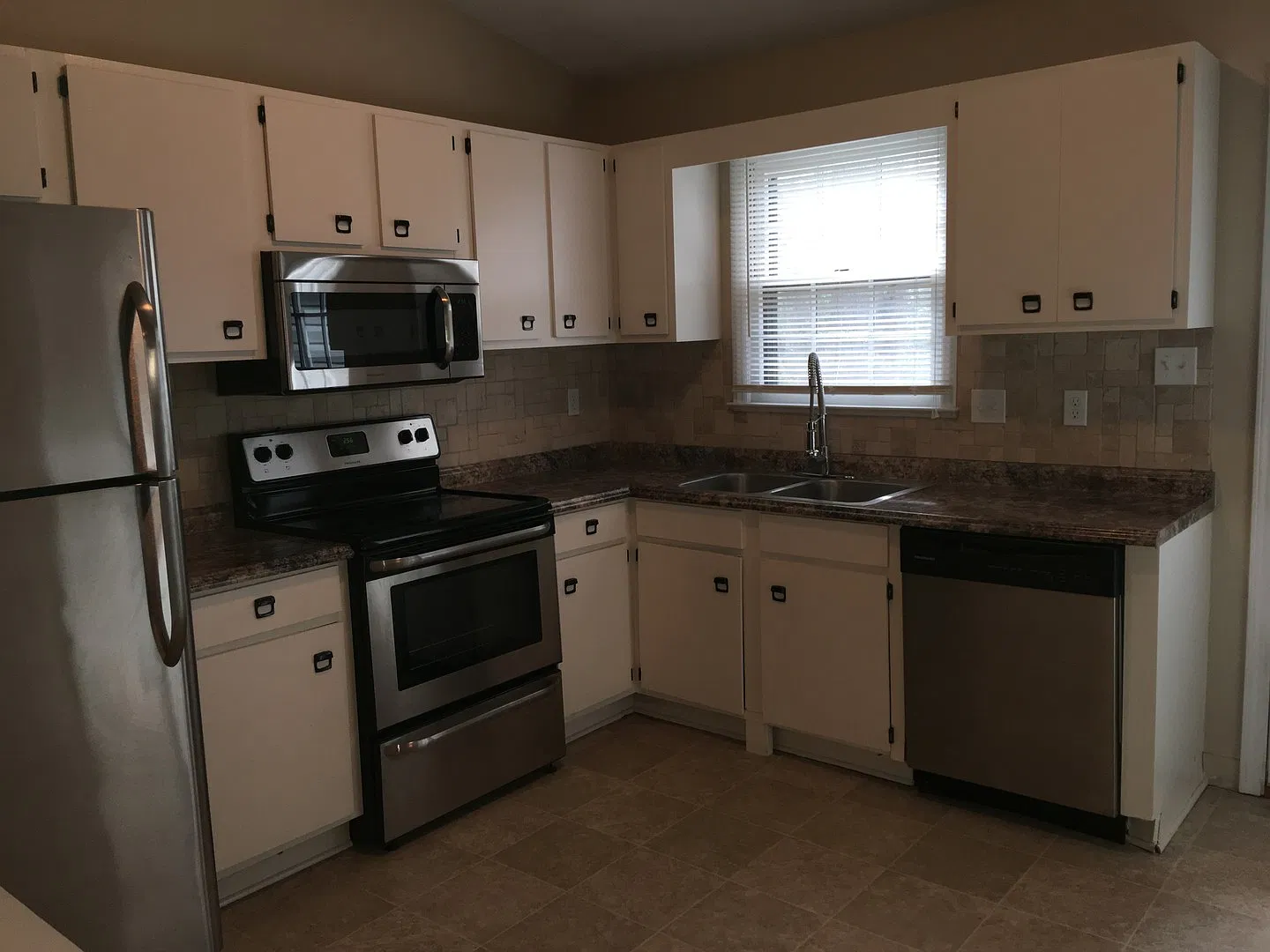401 Cedar Creek Dr — Photo 3