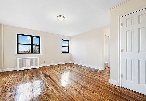 4th image of 20-15 Crescent St #1B