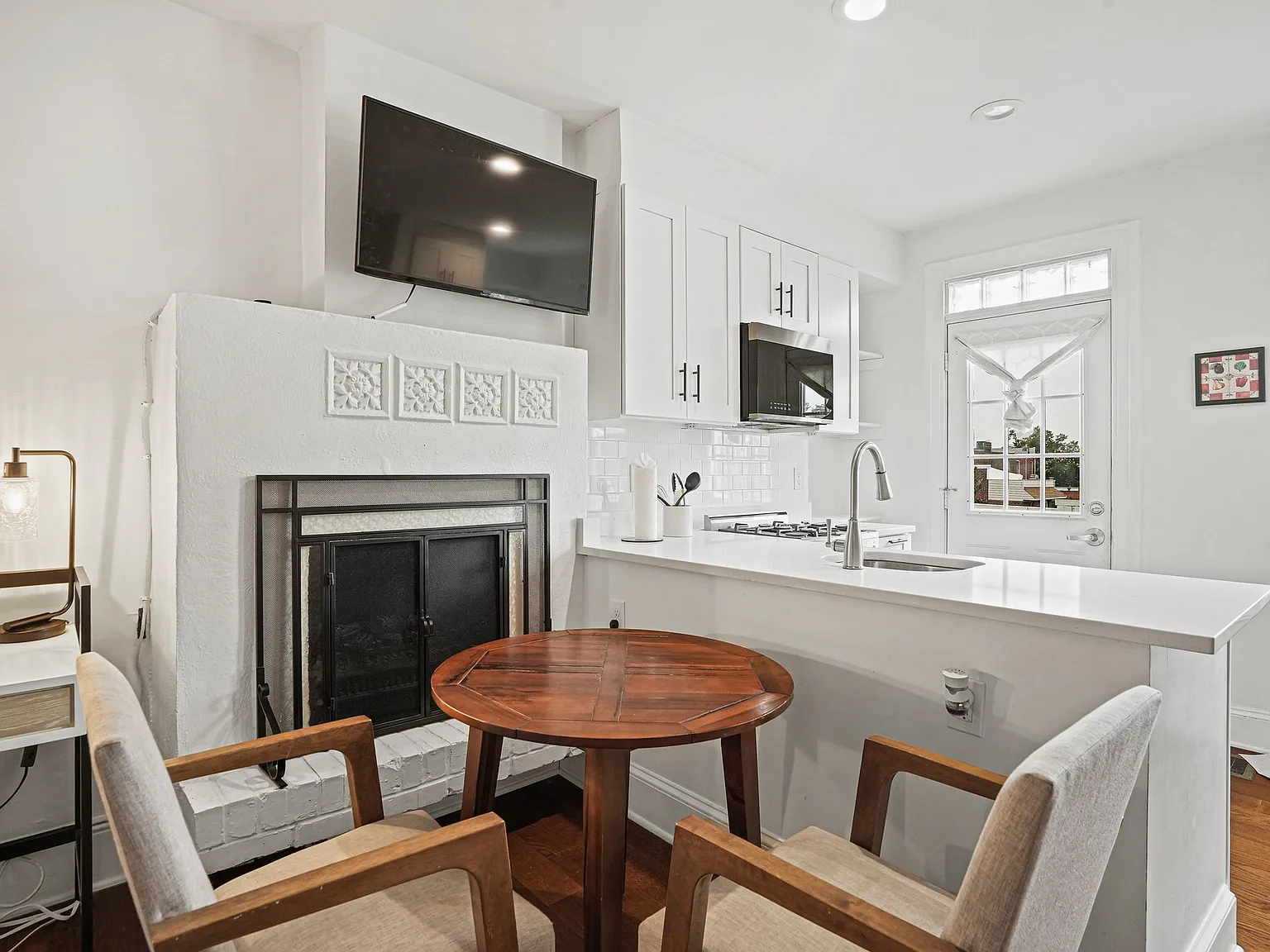 2 bed, 650 sqft, $4,000 — Photo 2