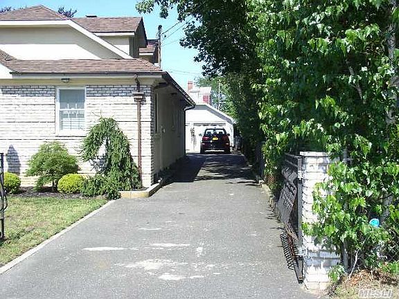 5th image of 496 Sweezy Ave