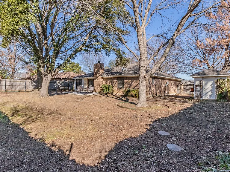 340 Gloria St — Photo 33