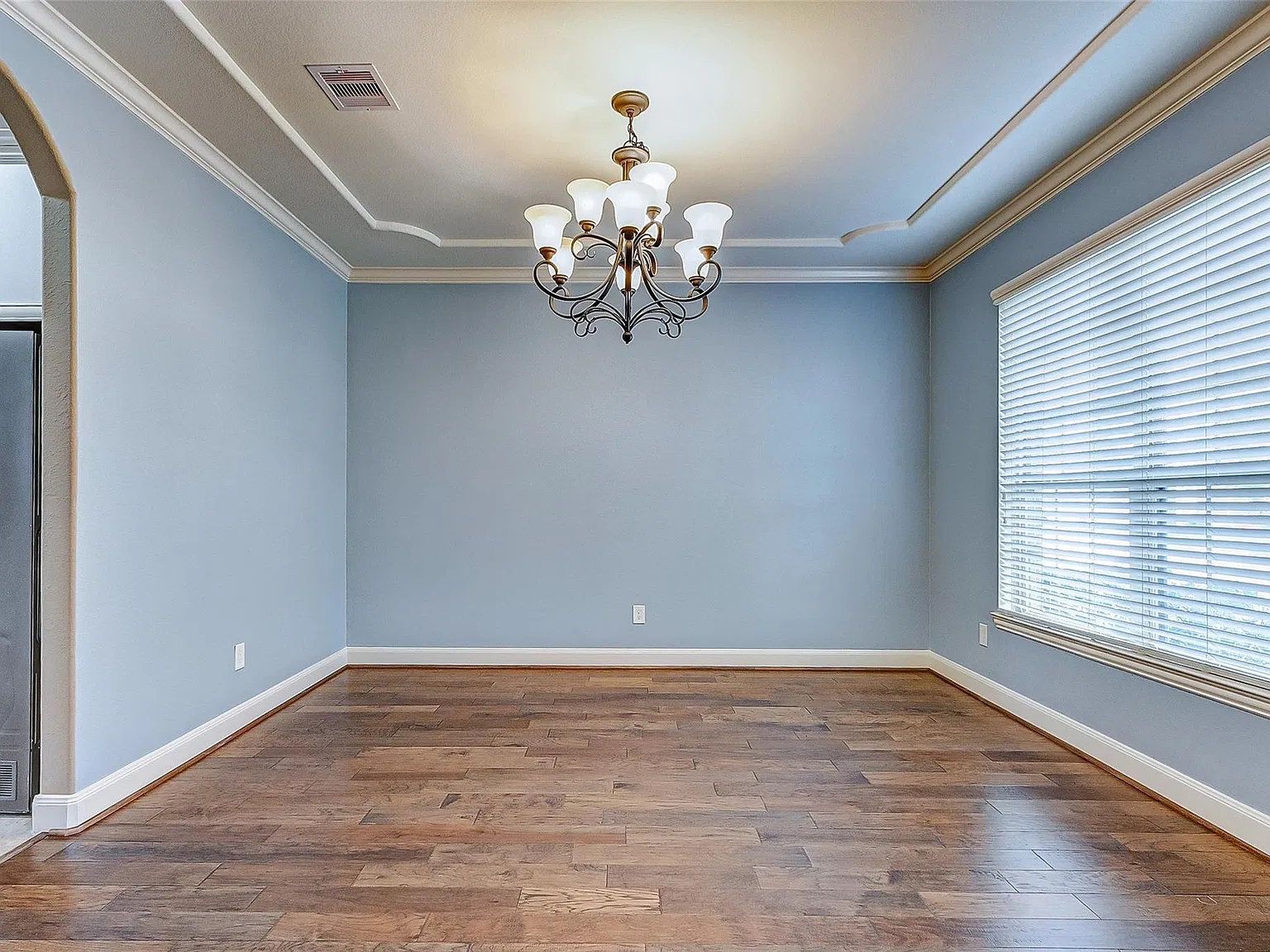 5 bed, 3.5 bath, 3686 sqft, $4,500 — Photo 4