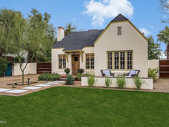 Gorgeous curb appeal!