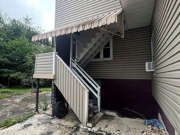 2nd image of 15 W High St #2
