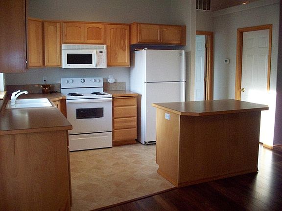 3rd image of 1545 Foxglove Ave