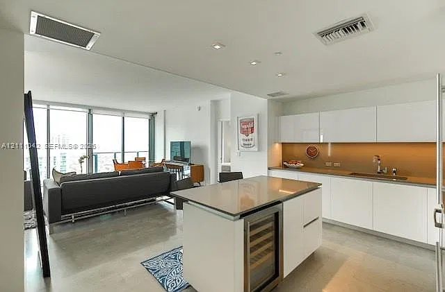 Reach Condo — Photo 4