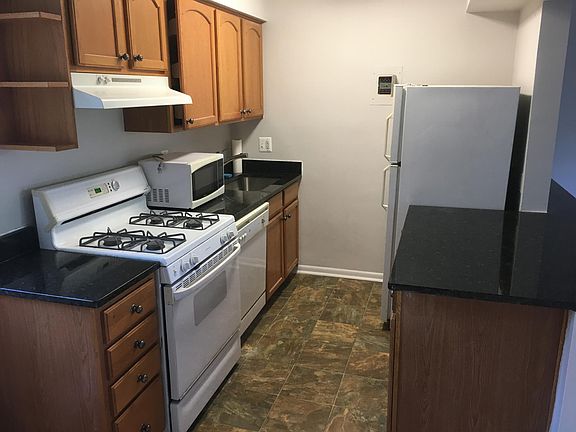 3rd image of 2051 N Woodstock St
