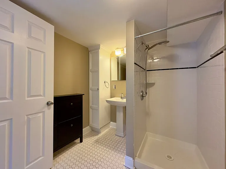 115 E Northern Pkwy — Photo 8