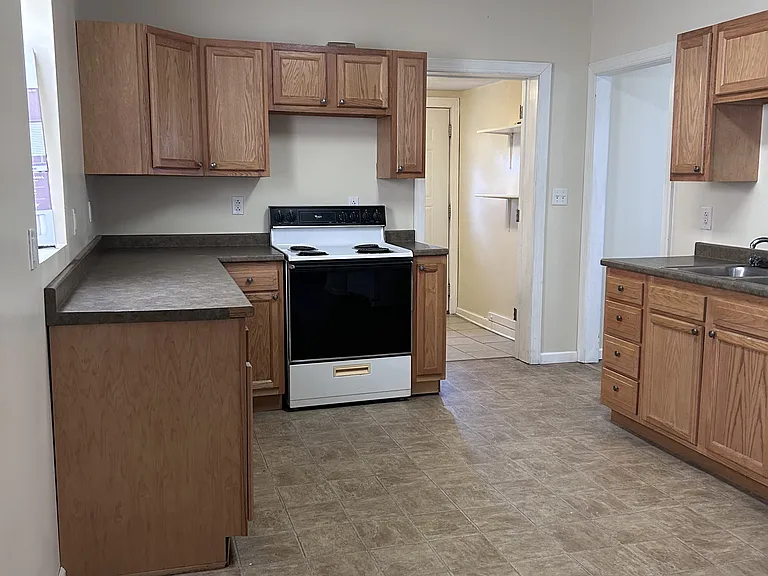 1141 Charleston St — Photo 9