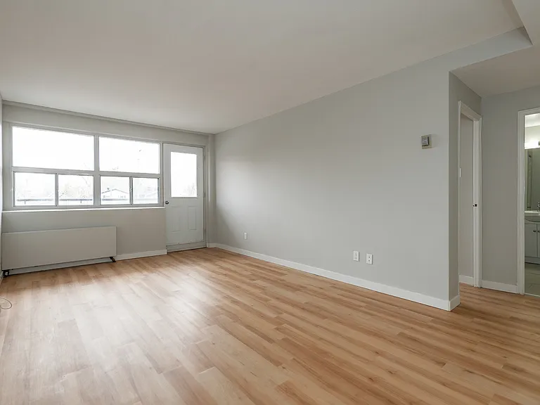 1161 Wellington St W — Photo 29