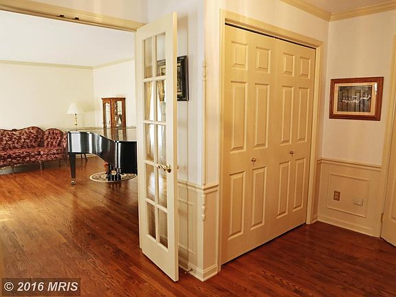 Foyer w/detailed woodworking
