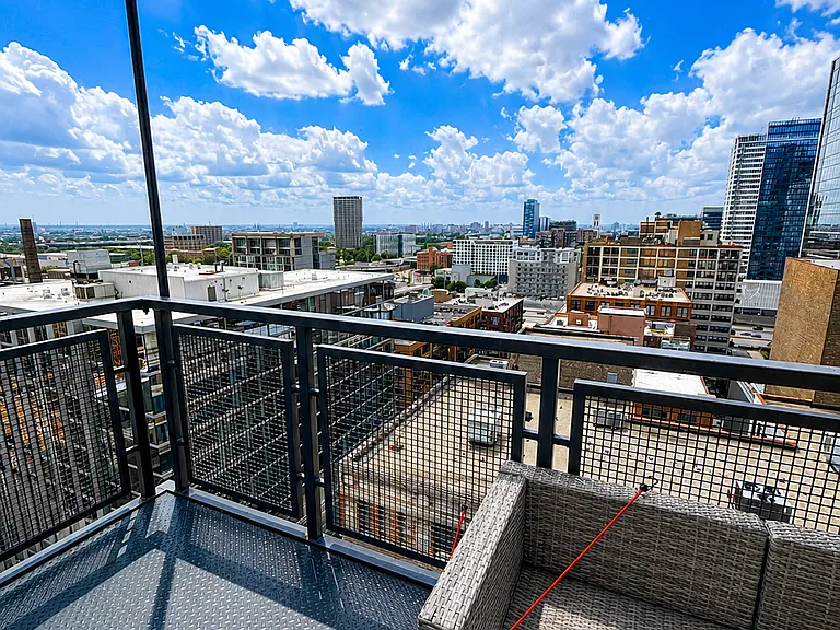 565 W Quincy St #1608 — Photo 8