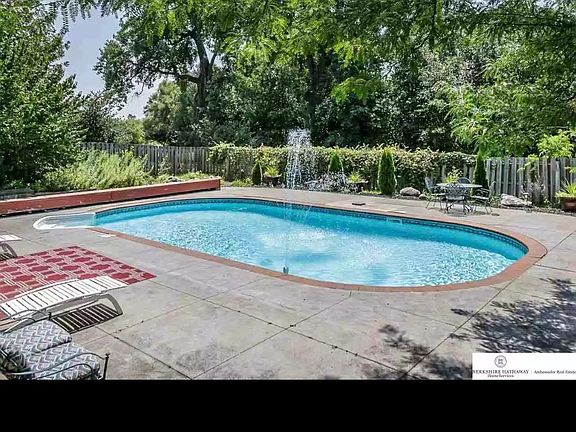 5th image of 606 N 164th St