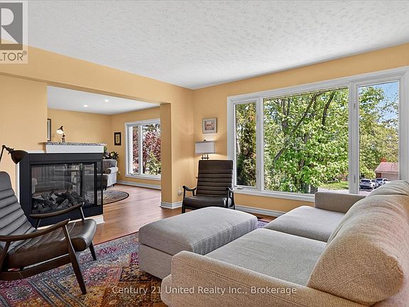5th image of 11 Crestwood Ave