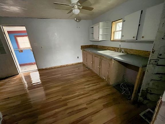 3rd image of 1027 Church St