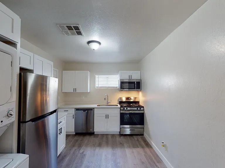 906 E Roma Ave — Photo 71