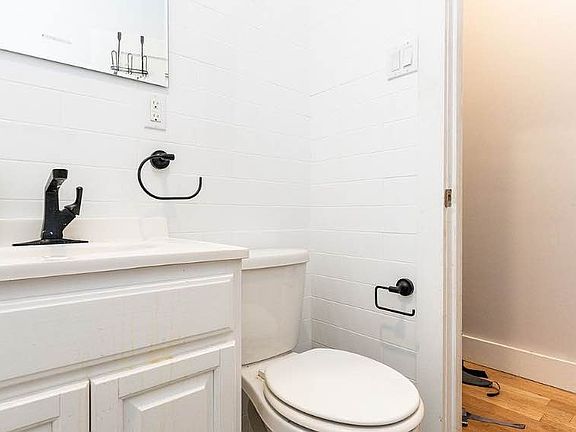5th image of 211 Marion St APT 1