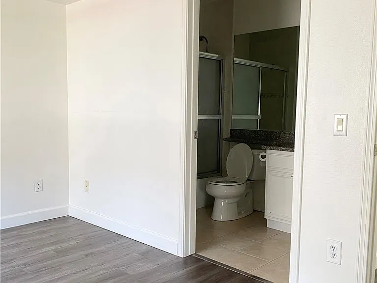 532 N Mariposa Ave #104 — Photo 14