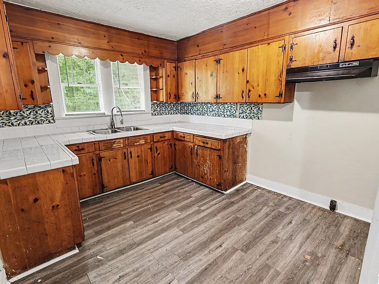 1447 Wharton Ave — Photo 5