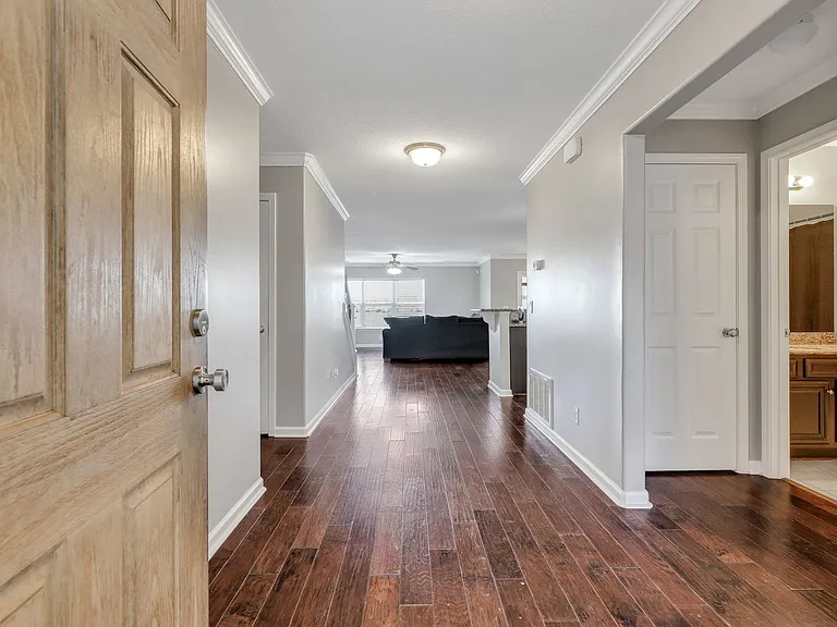 94 Lake Shore Blvd — Photo 6