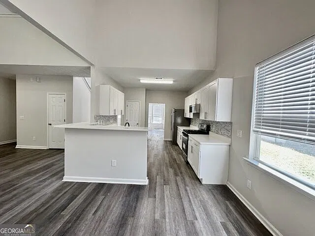 4 bed, 2.5 bath, 2869 sqft, $2,295 — Photo 2