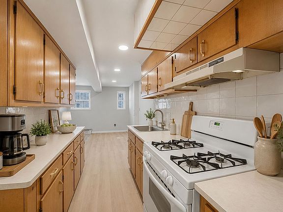 4th image of 4158 Baychester Ave
