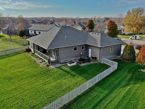 3rd image of 695 Meadowlark Cir