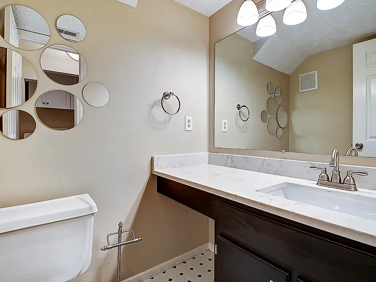 311 E Saint Clair St — Photo 14