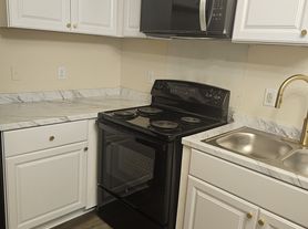 1018 Wolf St, Savannah, GA