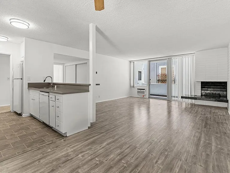 11946 Montana Ave #302 — Photo 12