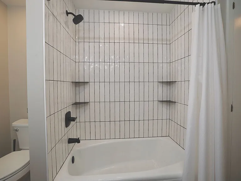 1534 N Woodburn Ave — Photo 29