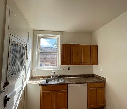 3rd image of 1705 W Catalpa Ave #3W