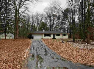 1410 Gilletts Lake Rd, Jackson, MI 49201