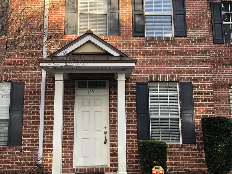1521 Fieldview Dr — Photo 2