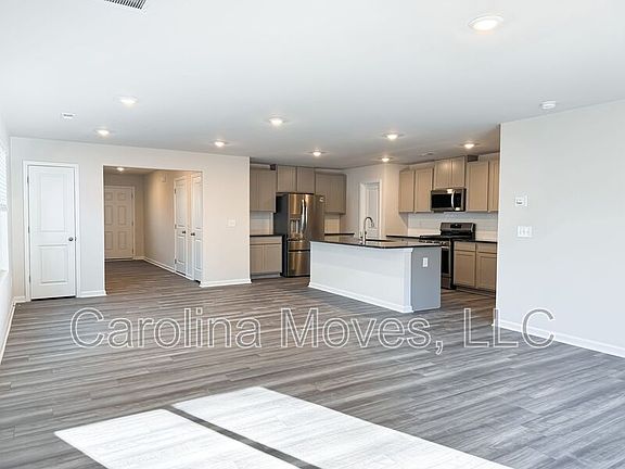 3rd image of 109 Clairvale Ct