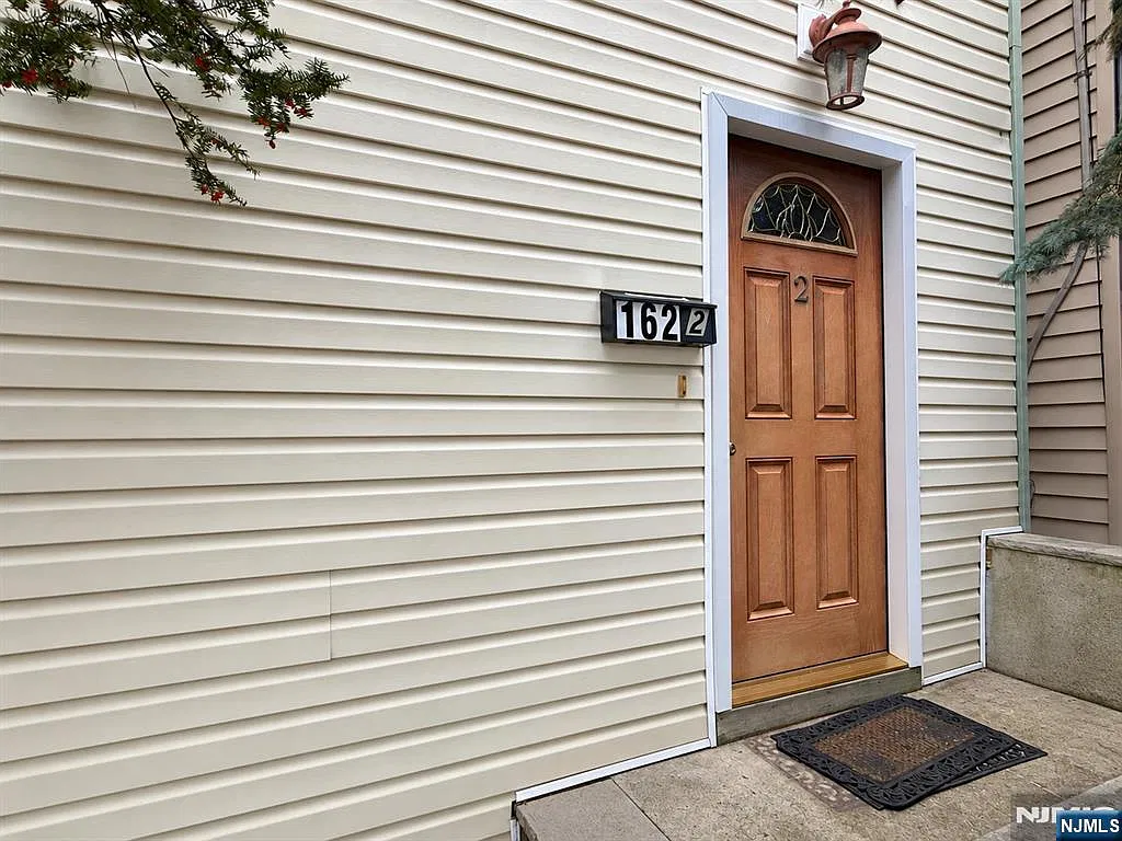 2 bed, 1.0 bath, $2,600 — Photo 1