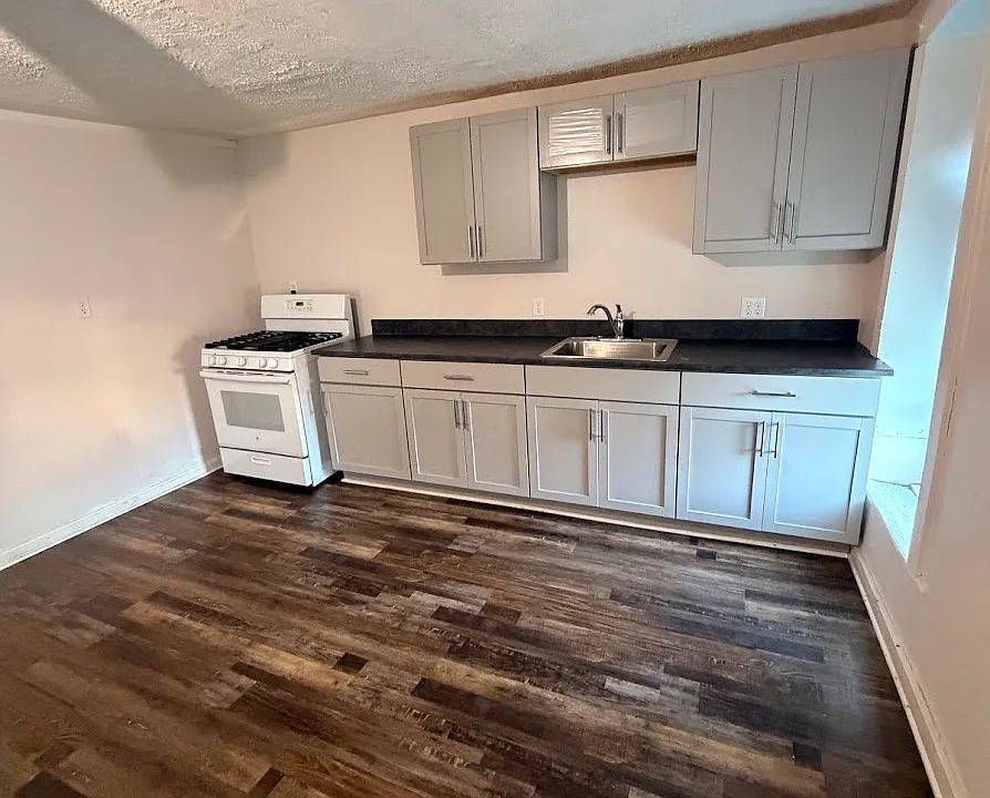 4 W Main St #1
