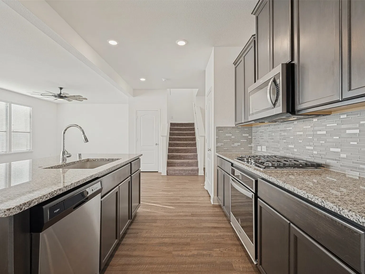 4 bed, 2.5 bath, 2586 sqft, $3,300 — Photo 3