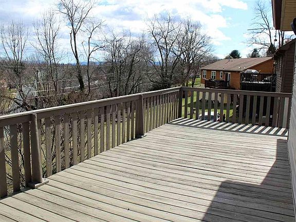 5th image of 623 Essex Dr