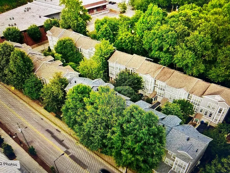 House backs up to Townhouse Complex, 1 block from Boulevard, 3 house walk to Beltline, 1 block from Mellow Mushroon Restaurant