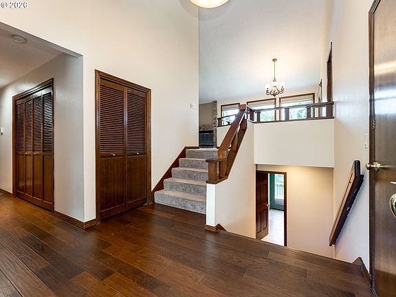 3rd image of 525 NE 125th Cir