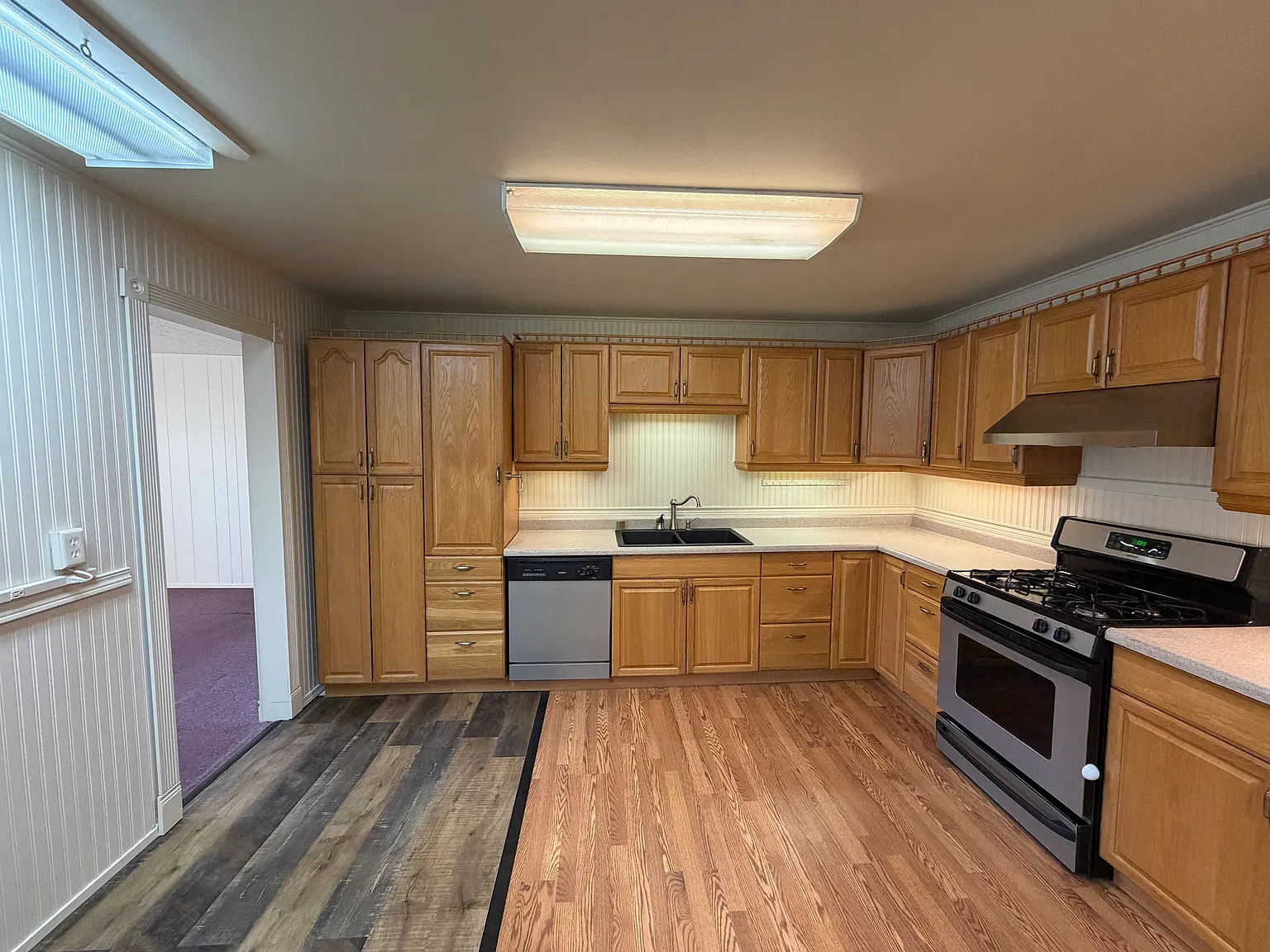 3 bed 1 bath house with abundant parking and greenhouse. — Photo 2