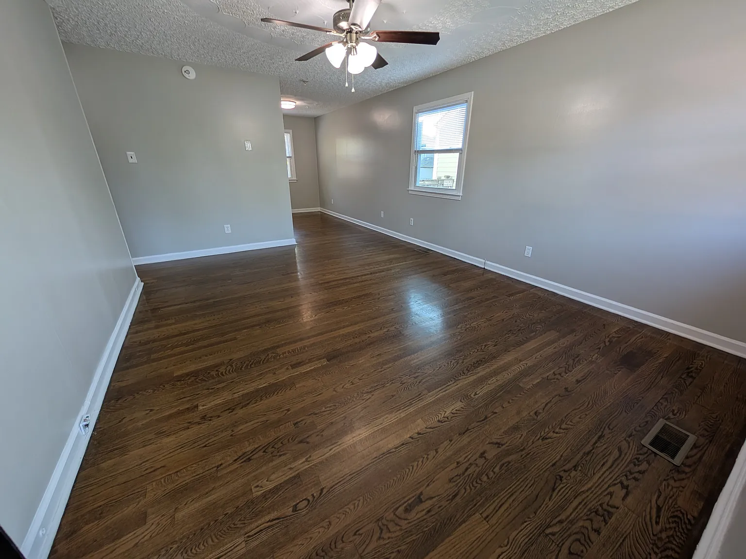 3 bed, 1.5 bath, 1008 sqft, $2,100 — Photo 3