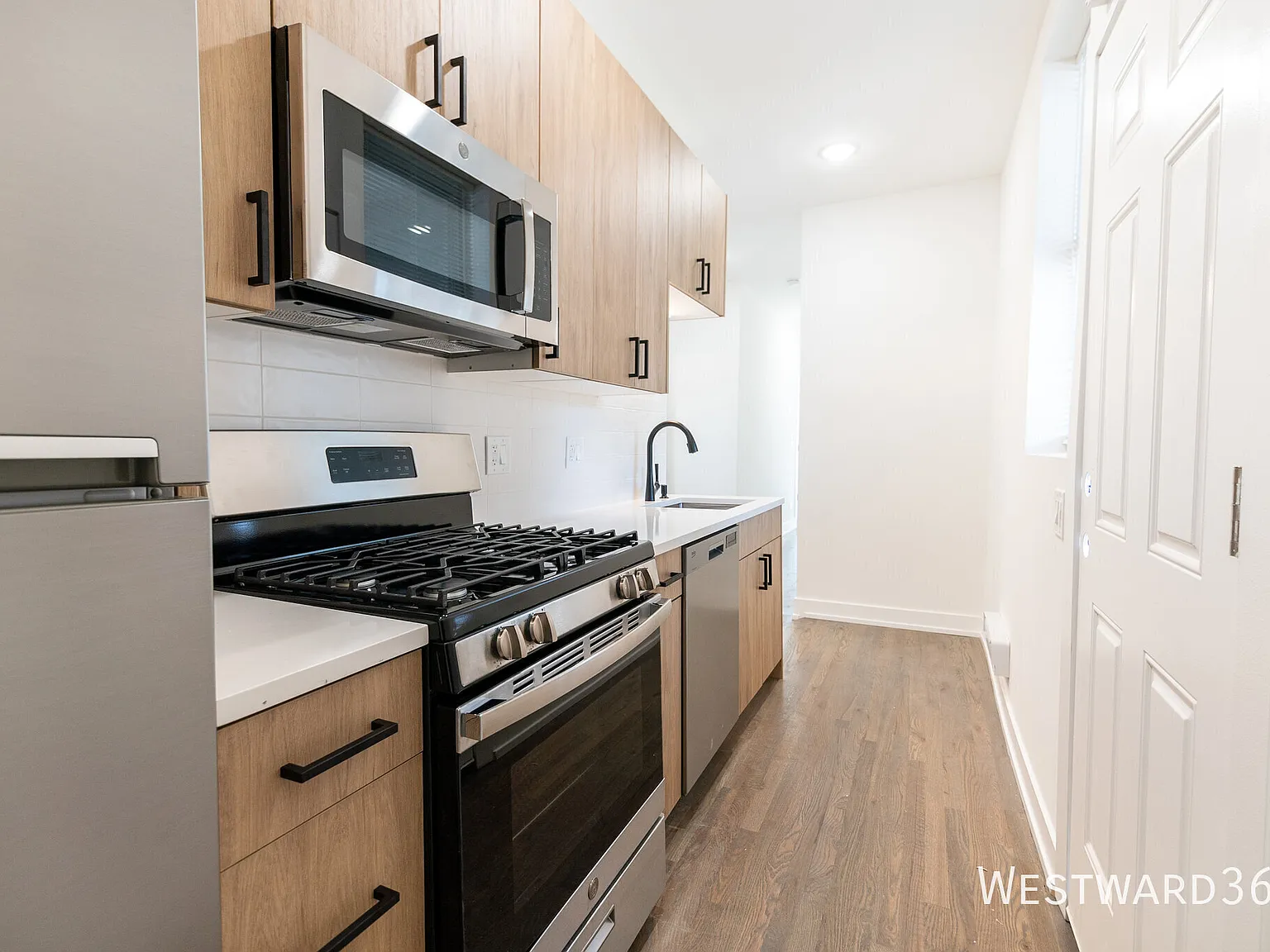 Oct 1 Start - Top Floor Corner 2bd/1bth With Wd — Photo 4