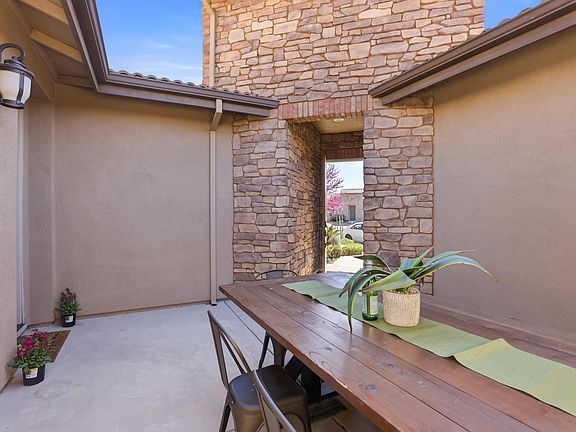 5th image of 215 E Cara Ct