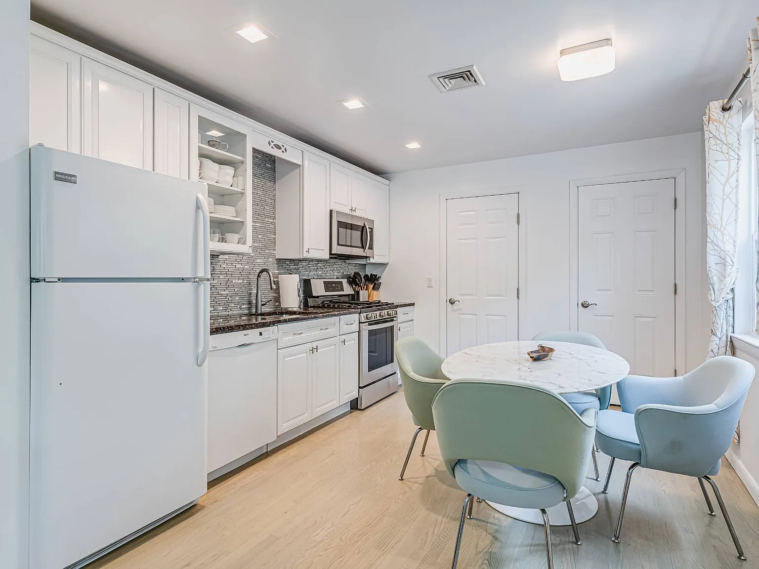 Charming Apartment in Southampton-Little Fresh Pond Area — Photo 4