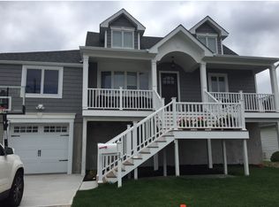 25 Spruce Pl, Lindenhurst, NY 11757