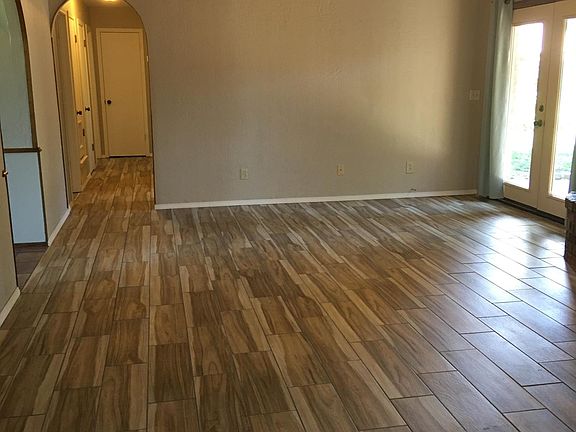 4th image of 1006 Shelley Dr