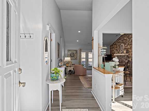 5th image of 202 Wellington Hills Cir